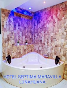路納宛納的住宿－Hotel Septima Maravilla Lunahuana，锡吉里亚马里奥图尔库里库里克林斯酒店的一个浴缸