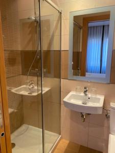 Un baño con ducha de cristal y lavabo. en Hostal Rías Bajas, en Madrid