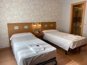 Cama o camas de una habitación en Hostal Rías Bajas