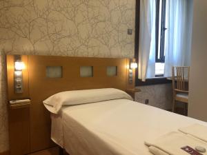 Cama o camas de una habitación en Hostal Rías Bajas