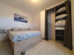 Ένα ή περισσότερα κρεβάτια σε δωμάτιο στο Appart Maurienne 2