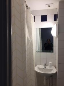 A bathroom at PAX HOTEL