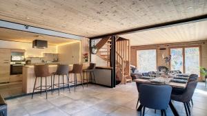 a kitchen and dining room with a table and chairs at Chalet BAS-THEX 8-10 pers SAINT JEAN D'AULPS- PROCHE MORZINE-WIFI in Saint-Jean-d'Aulps