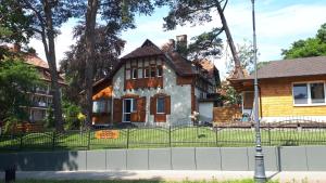 a house with a fence in front of it at Domek Serce Krynicy in Krynica Morska