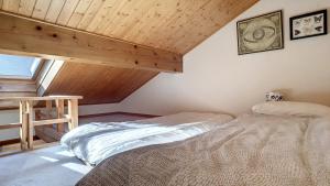 サン・ジャン・ドルプにあるAPPARTEMENT ACCES PISICNE - ST JEAN D'AULPS - 6 Pers - Riam D2のベッドルーム(ベッド付)1室(屋根裏部屋)