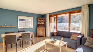 サン・ジャン・ドルプにあるAPPARTEMENT ACCES PISICNE - ST JEAN D'AULPS - 6 Pers - Riam D2のソファとテーブルのあるリビングルーム