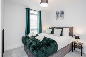 um quarto com uma cama grande e uma janela em Watford Cassio Luxury - Modernview Serviced Accommodation em Watford