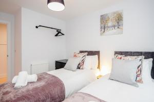 two beds sitting next to each other in a bedroom at Watford Cassio Luxury - Modernview Serviced Accommodation in Watford