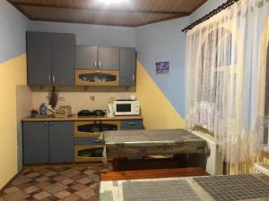 Η κουζίνα ή μικρή κουζίνα στο Milana Guesthouse