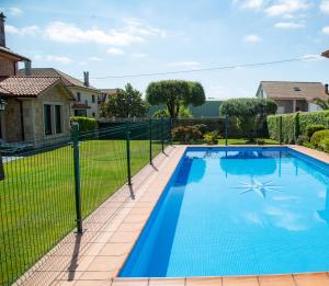 a fence around a swimming pool in a yard at A Lúa do Camiño in Melide