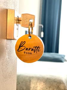 佛羅倫斯的住宿－B&B Monteverdi L'Arancio，门上的一个钥匙标签,带有浴室的字