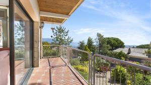 een balkon van een huis met uitzicht bij 2inma01 - Lloret de Mar in Lloret de Mar