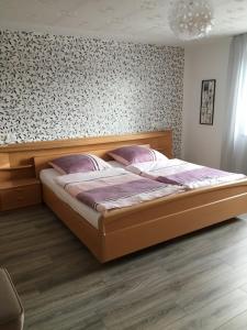 een slaapkamer met een groot bed in een kamer bij Ferienwohnung Waldhütter in Schwarzenbach an der Saale