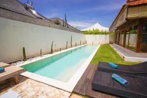 a swimming pool in the backyard of a house at Villa Ale Bingin in Uluwatu