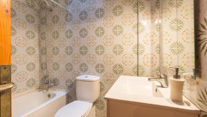 un bagno con un water, un lavandino e una vasca di I-23 - Calella de Palafrugell a Calella de Palafrugell Altre 19 foto