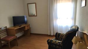 TV a/nebo společenská místnost v ubytování Hotel Ria de Vigo "Tierra de Campos"