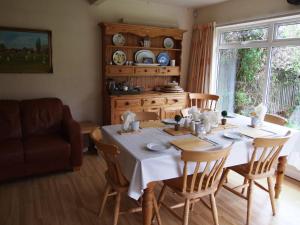 Gayton Bed & Breakfast في هامبتون إن آردِن: غرفة طعام مع طاولة وأريكة