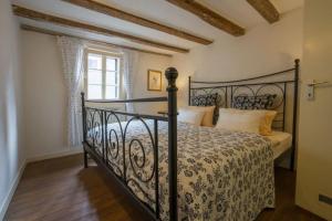 a bedroom with a black bed in a room at Boutique Fachwerkhaus Thirty Five in Monschau