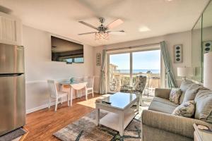 Posezení v ubytování Beachfront Condo with Pool Access in Hilton Head!