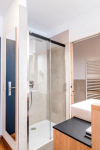 een badkamer met een douche en een wastafel bij Hotel Sterzinger Moos in Vipiteno