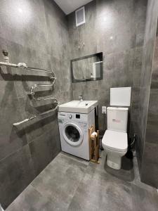 een badkamer met een wasmachine en een wasmachine bij Akmene Center Apartment in Naujoji Akmenė