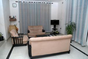 TV a/nebo společenská místnost v ubytování Chathu Holiday Home