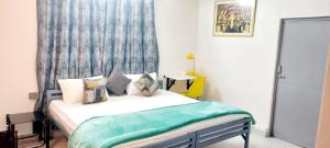 ein Schlafzimmer mit einem Bett mit einem blauen Vorhang in der Unterkunft Olive Greens Homestay in Dehradun