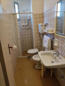 ベッラーリア・イジェア・マリーナにあるHotel Michelangeloのバスルーム(トイレ、洗面台、シャワー付)