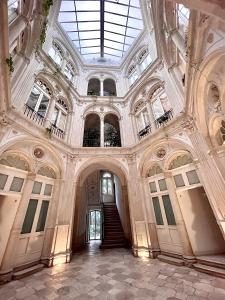 un edificio decorato con una scala e un lucernario di Dimora Scipione Crisanzio a Bari