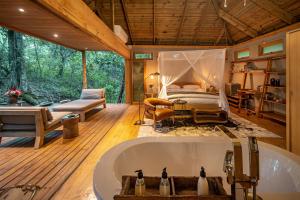 Кровать или кровати в номере Summerfields Rose Retreat and Spa