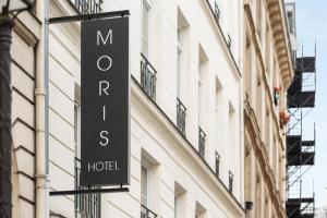 ein Schild für ein Hotel an der Seite eines Gebäudes in der Unterkunft Moris Grands Boulevards in Paris