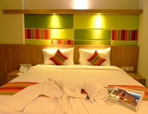 Voodi või voodid majutusasutuse Kyriad Hotel Airport Jakarta toas