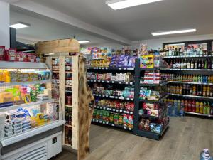 Supermarket nebo jiné obchody v  apartmánu nebo okolí