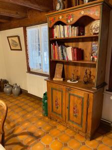 Fessenheim-le-BasにあるLa Ferme de Madeleineの本が詰まった本棚のある部屋