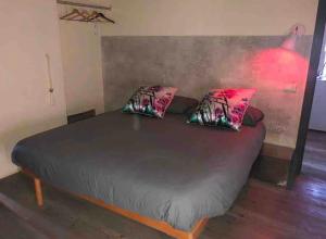 A bed or beds in a room at Villa Mozzafiato con Jacuzzi o Camino Toscana Montepulciano