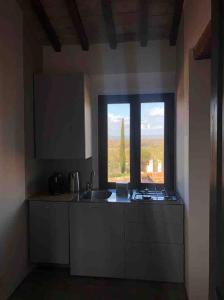 A kitchen or kitchenette at Villa Mozzafiato con Jacuzzi o Camino Toscana Montepulciano