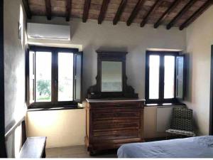 A bed or beds in a room at Villa Mozzafiato con Jacuzzi o Camino Toscana Montepulciano