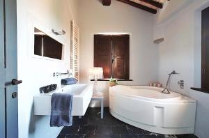 A bathroom at Villa Mozzafiato con Jacuzzi o Camino Toscana Montepulciano