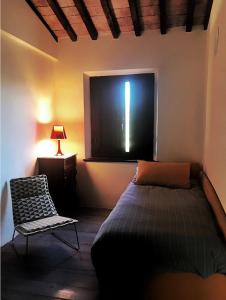 A bed or beds in a room at Villa Mozzafiato con Jacuzzi o Camino Toscana Montepulciano