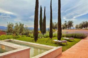 A garden outside Villa Mozzafiato con Jacuzzi o Camino Toscana Montepulciano