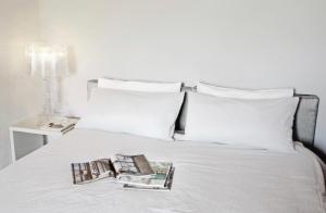 A bed or beds in a room at Villa Mozzafiato con Jacuzzi o Camino Toscana Montepulciano