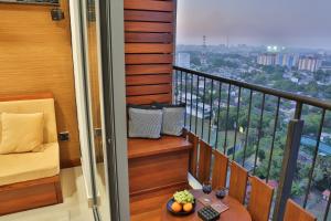 Cette chambre dispose d'un balcon avec un lit et une table. dans l'établissement 007 Colombo, à Colombo