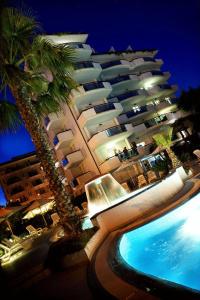 un gran edificio con una piscina al lado de un hotel en Residence Oltremare, en San Benedetto del Tronto