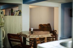 a kitchen with a table and chairs in a room at Acogedor apartaestudio cerca a todo in Armenia +24 photos