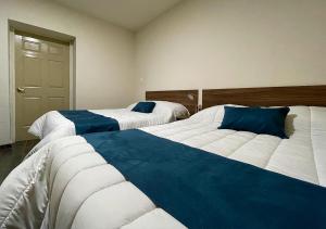 Una cama o camas en una habitación de La Casona Real