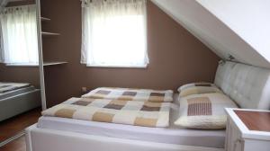 Postel nebo postele na pokoji v ubytování Annipanni apartman Siófok