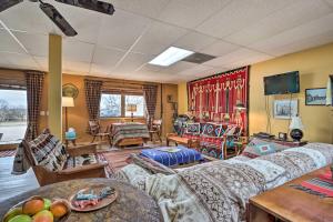een woonkamer met banken en een tv bij Buffalo Bunkhouse - Horse Lovers Hideaway! in Buffalo