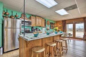 eine Küche mit einer Theke mit Hockern und einem Kühlschrank in der Unterkunft Buffalo Bunkhouse - Horse Lovers Hideaway! in Buffalo