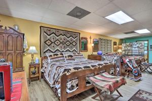 een slaapkamer met een groot bed in een kamer bij 15 Mi to Niangua River Studio in Buffalo in Buffalo