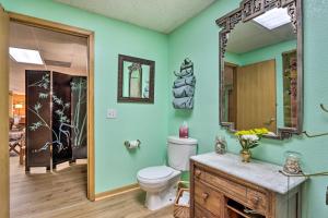 een badkamer met een toilet en een spiegel bij 15 Mi to Niangua River Studio in Buffalo in Buffalo +21 foto's